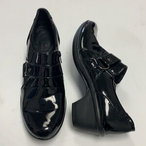 Easy Street black patent heel clogs